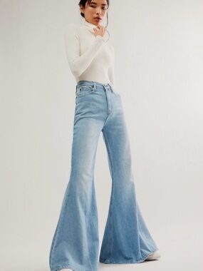 Free People FRAME The EXTREME FLARE JEANS Light Blue High-Waist Wide Flare Jeans